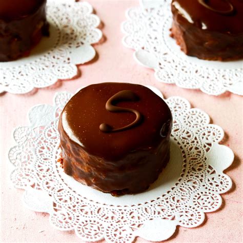 sacher chocolate models|Mini Sacher Torte, Viennese chocolate cake .